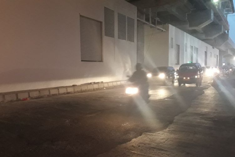 Jalan Boulevard Raya, Kelapa Gading tepat di bawah stasiun LRT yang sempir dan bergelombang, pengendara harus melambatkan laju kendaraannya, Minggu (05/08/2018).