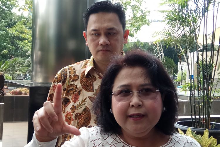 Elza Syarief‎ bersama Farhat Abbas mendatangi gedung Komisi Pemberantasan Korupsi (KPK). Elza mengaku hanya berkonsultasi terkait proses aduannya terhadap anggota Komisi III DPR RI Akbar Faisal ke MKD DPR. Jakarta, Jumat (29/9/2017).