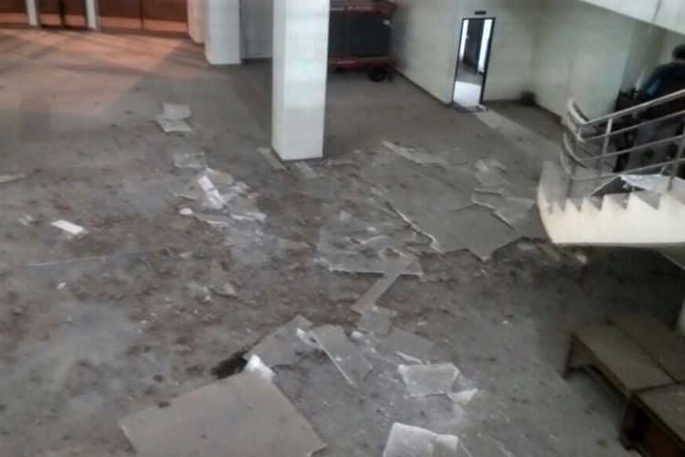 Bagian dalam kantor Bupati Tasikmalaya rusak parah akibat diguncang gempa magnitudo 6,9, Jumat (15/12/2017).