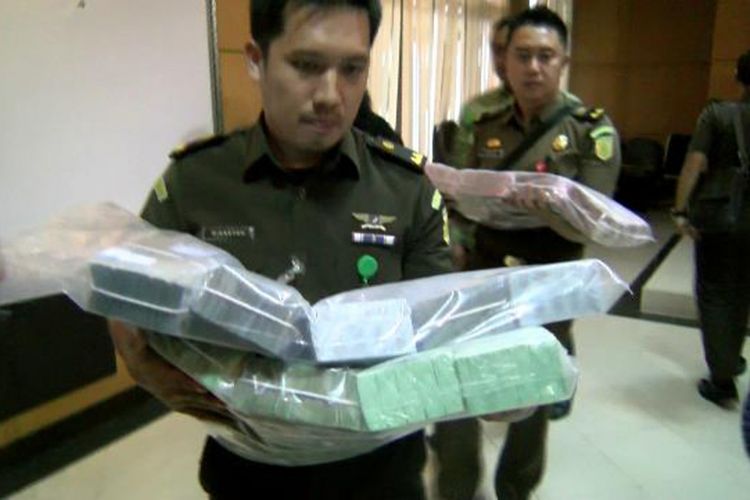 Pegawai Kejaksaan Tinggi Kepulauan Bangka Belitung saat mengangkut uang pengembalian terdakwa kasus tipikor.