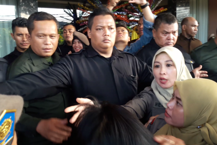 Ketegangan terjadi antara perempuan Satpol PP dan petugas keamanan Alexis, Kamis (29/3/2018).