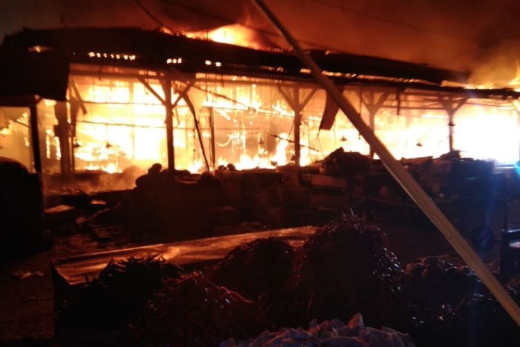 Tampak kobaran api melahap Kios- kios di pasa Gedebage, di Jalan Soekarno Hatta, Kelurahan Mekarmulya, Kecamatan Panyileukan, kota Bandung. Ratusan Kios di Blok kios sayuran terbakar hebat pada Minggu (15/7/2018) malam sekitar 00.15 wib. 