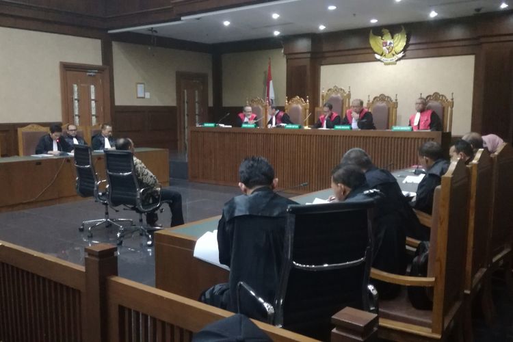 Sidang dakwaan terhadap Mantan Bupati Kepulauan Sula Ahmad Hidayat Mus di Pengadilan Tipikor Jakarta, Kamis (22/11/2018). 