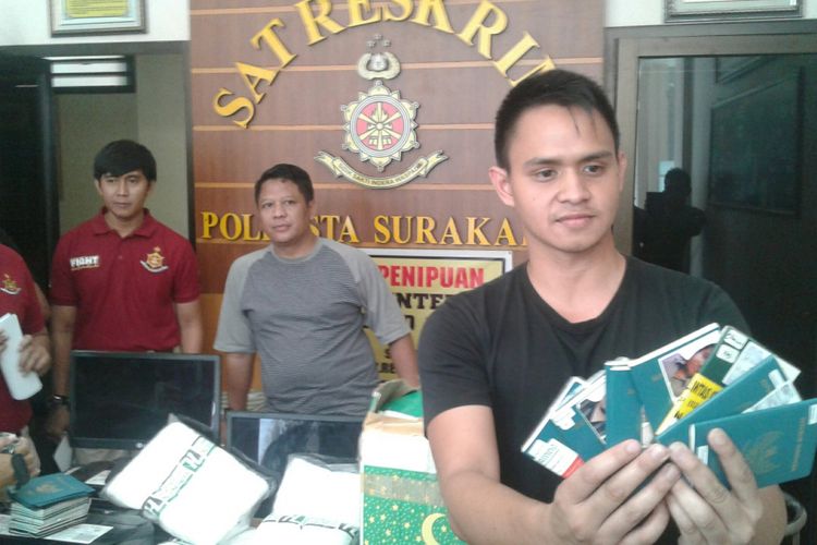 Petugas Satreskrim Polresta Surakarta menunjukkan barang bukti barupa paspor yang disita dari tersangka kasus biro umrah dan haji PT Ustmaniyah Hannien Tour di Solo, Jawa Tengah, Jumat (5/1/2018).
