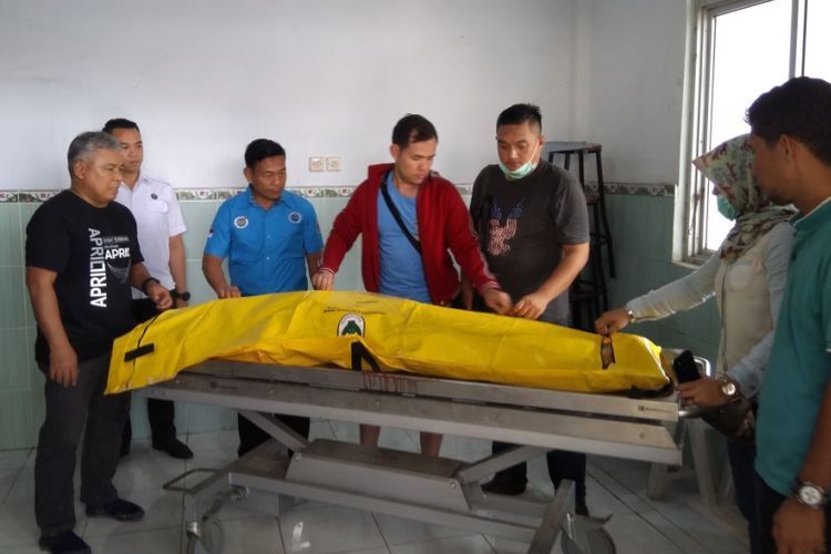 Salah satu tersangka bandar narkoba yang ditembak mati BNN Sumsel, ketika berada diruang kamar jenazah RS Bhayangkara Palembang