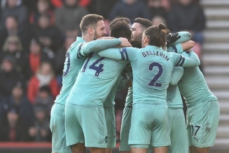 Para pemain Arsenal merayakan gol bunuh diri pemain Bournemouth pada lanjutan Liga Inggris di Stadion Vitality. 25 November 2018.  