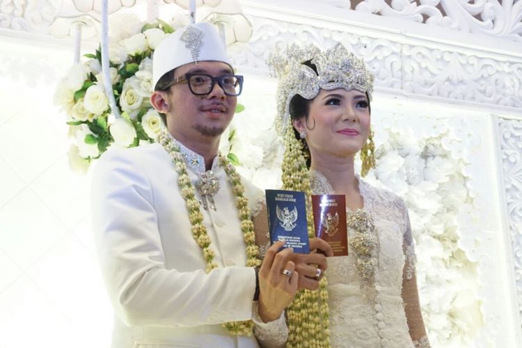 Poppy Sovia dan sang suami Gussaoki usai menggelar akad nikah di Alam Sutra Sport Centre, Tangerang, Sabtu (24/3/2018).
