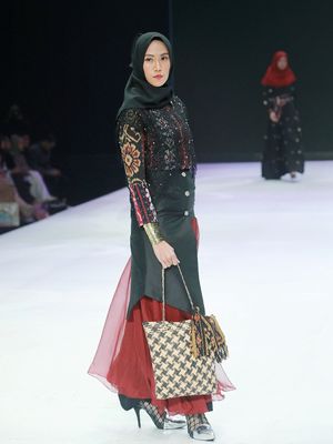 Salah satu karya desainer Zaskia Sungkar yang tampil pada di Indonesia Fashion Week 2019.