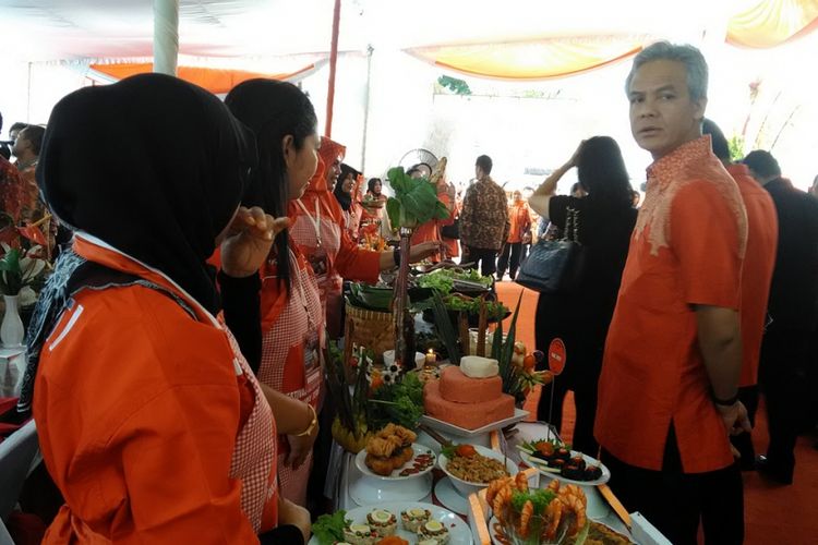 Gubernur Jateng Ganjar Pranowo mengunjungi satu persatu stand makanan dalam acara festival Kekayaan Pangan Jawa Tengah yang diselenggarakan DPP PDIP Jateng, Kamis (9/11/2017). Ganjar ingin ke depan ada featival khusus untuk acara serupa. 