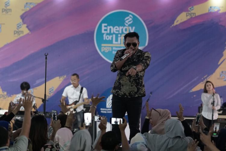 Judika, salah satu artis yang turut meramaikan Panggung Bersama pada puncak perayaan HUT Ke-53 tahun PT Perusahaan Gas Negara Tbk yang digelar di Kantor Pusat PGN, di Jakarta, Senin (14/5/2018).

