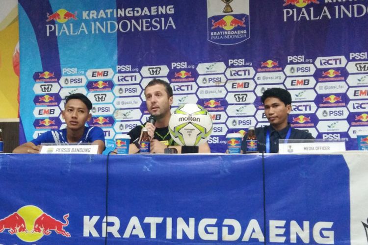 Pelatih Persib Bandung Miljan Radovic bersama pemain Persib Beckham Nugraha Putra saat menghadiri konferensi pers usai laga kontra Persiwa Wamena di Stadion Si Jalak Harupat, Kabupaten Bandung, Senin (11/2/2019).