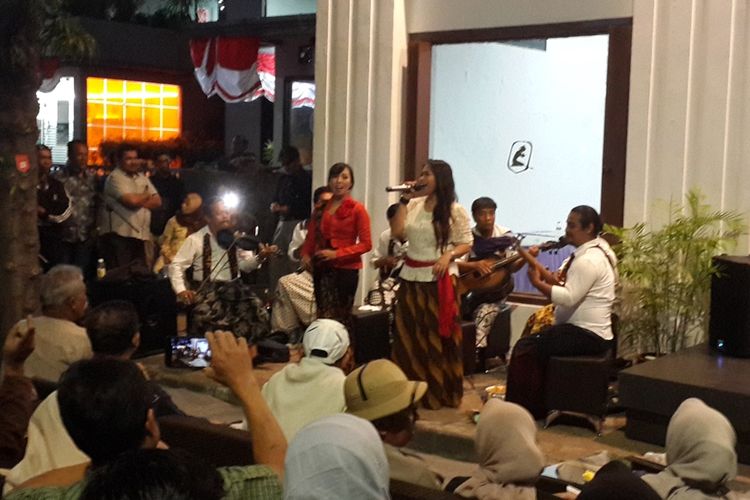 Suasana kawasan Kayutangan, Kota Malang, Jumat (30/8/2019) malam. Di kawasan itu sedang berlangsung event Oeklam-Oeklam Heritage nang Kajoetangan untuk mengangkat kawasan itu sebagai ibu kota heritage.