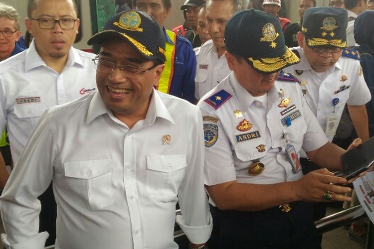 Menteri Perhubungan Budi Karya Sumadi saat meninjau Stasiun Jatinegara, Jakarta Timur, Minggu (23/7/2017).