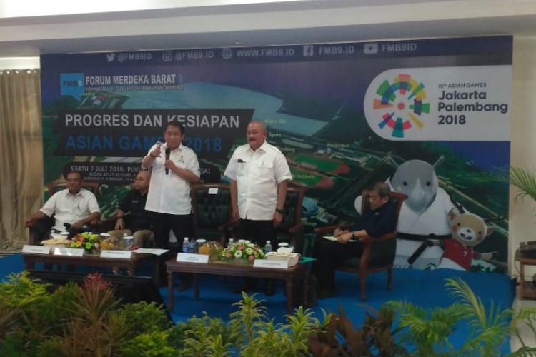 Menkominfo Rudiantara memberikan keterangan pers saat kunjungan kerja di Palembang, Sumatera Selatan untuk melihat persiapan Asian Games, Sabtu (7/7/2018)