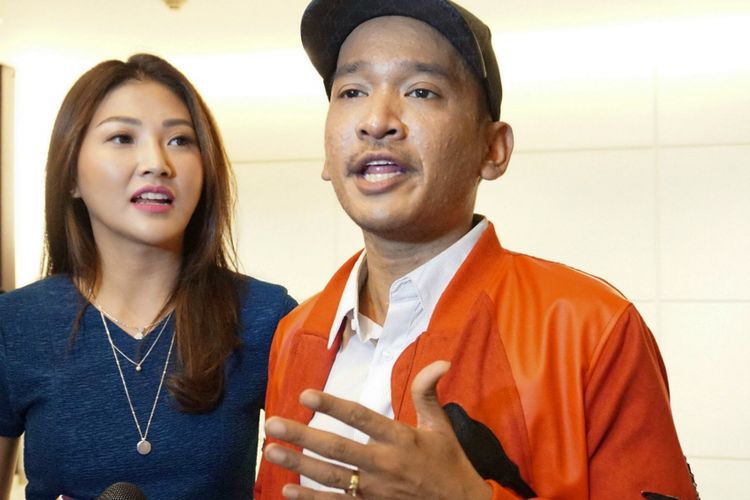 Pembawa acara Ruben Onsu dan sang istri, Sarwendah Tan saat menghadiri jumpa pers film Bus Om Vebek di gedung Pusat Perfilman H. Usmar Ismail (PPHUI), Kuningan, Jakarta Selatan, Rabu (28/3/2018).