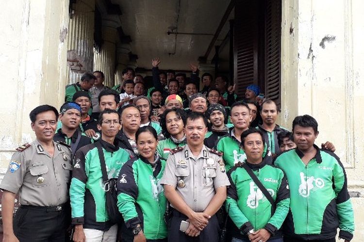 Kapolsek Palmerah Kompol Aryono bersama para pengendara ojek online di Jakarta,  Selasa (6/3/2018).
