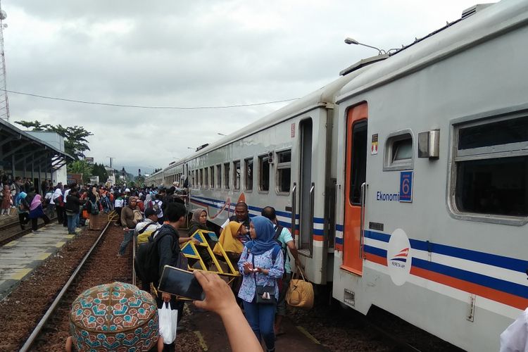 Kereta Galunggung trayek baru relasi Tasikmalaya-Bandung langsung diserbu penumpang saat tiba di Stasiun Tasikmalaya, Rabu (26/12/2018).