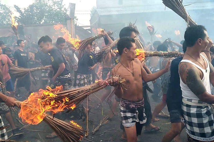 Umat Hindu di Lombok melaksanakan tradisi perang api, menyambut perayaan Nyepi.