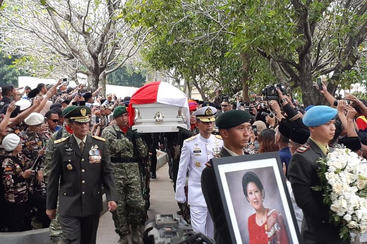 Jenazah Ani Yudhoyono memasuki area pemakamam di Taman Makam Pahlawan, Kalibata, Jakarta, Minggu (2/5/2019).