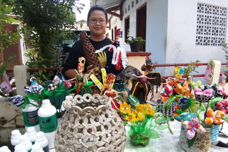 BERBAHAN SAMPAH--Penggerak Pengelolaan Sampah Mandiri Kampung Kitiran, Denok Marti Astuti menunjukkan hasil karya kerajinan tangan warga Kampung Kitiran RT 002/ RW 008, Yosoroto, Kelurahan Purwosari, Kecamatan Laweyan, Kota Solo, Jawa Tengah yang bahannya dari sampah.