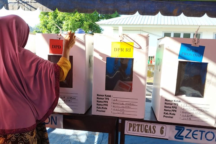 Lombok Barat, Kompas.Com- Suasana pemilihan di TPS 3 Dusun Apit Aik, Desa Guntur Macan, Kecamatan Gunung Sari, Lombok Barat