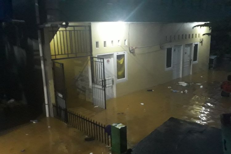 Tampak banjir menggenang rumah warga di Kampung Melayu, Kecamatan Jatinegara, Jakarta Timur, Jumat (26/4/2019).