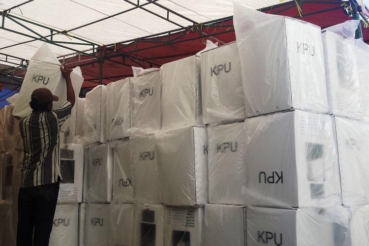 Pengemasan logistik Pemilu 2019 di gudang logistik KPU Cianjur