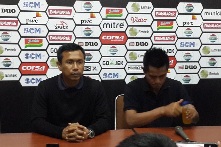Pelatih Persita Tangerang Widodo C Putro (kiri) saat konferensi pers usai kalah telak dari Arema FC di Stadion Kanjuruhan, Kabupaten Malang, Rabu (13/3/2019)