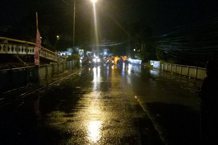 Akses jalan raya di Jembatan Situ Duit, Kota Bogor, ditutup sementara akibat meluapnya Sungai Ciliwung di kawasan tersebut, Kamis (25/4/2019) malam.