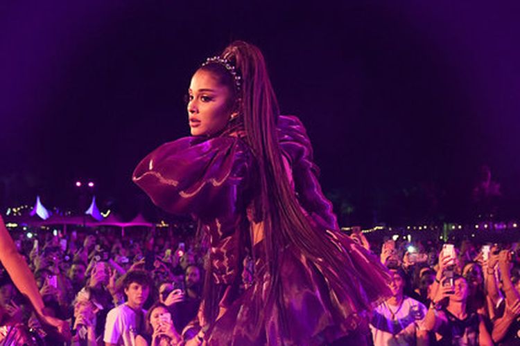Ariana Grande saat tampil di panggung festival musik Coachella, AS, pada Minggu (20/4/2019) malam.