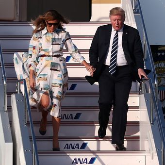 Presiden AS Donald Trump dan ibu negara Melania Trump tiba di Bandara Haneda Tokyo di Tokyo, Jepang, Sabtu (25/5/2019). (REUTERS/Athit Perawongmetha)
