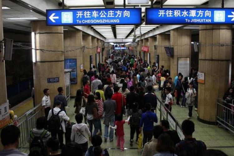 Suasana di salah satu stasiun kereta api bawah tanah Beijing, China.