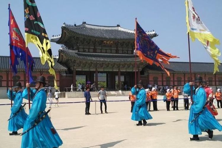 Upacara pergantian penjaga Gyeongbok Palace di Seoul pada Minggu (7/6/2015). 