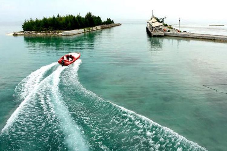 Perahu yang disewakan untuk wisatawan melintas di kawasan pantai Pulau Tidung, Kabupaten Kepulauan Seribu, DKI Jakarta, Kamis (9/6/2016). Sektor pariwisata di Kepulauan Seribu terus berkembang dan menghadirkan mata pencarian bagi warga kepulauan tersebut. 
