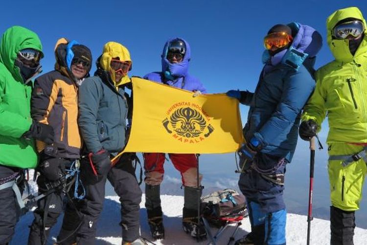 Kecuali Paido Panggabean dan Ade Rahmat, 9 anggota tim pendakian Fit@Fifty yang terdiri dari pendaki senior Mapala UI itu akhirnya berhasil berdiri di Puncak Gunung Elbrus, gunung tertinggi di Eropa, di ketinggian 5.642 mdpl.