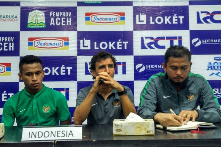 Pelatih timnas Indonesia, Luis Milla (tengah), saat memberikan pernyataan pada sesi jumpa pers pasca-laga kontra Mongolia dalam Aceh World Solidarity Cup 2017 di Stadion Harapan Bangsa, Banda Aceh, Senin (4/12/2017).
