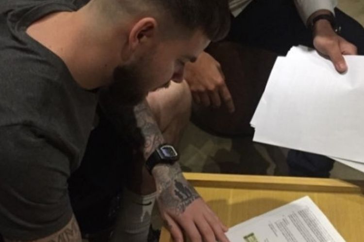 Danny Guthrie resmi menandatangani kontrak bersama Mitra Kukar, Kamis (4/1/2018).