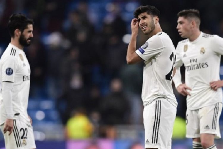 Isco dan Marco Asensio tampak kecewa seusai laga Real Madrid vs CSKA Moskwa dalam partai pamungkas Liga Champions di Stadion Santiago Bernabeu, 12 Desember 2018. 