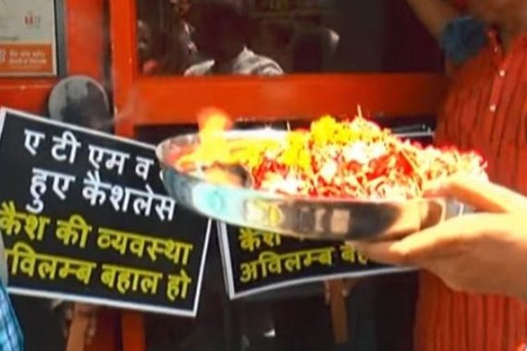 Pedagang di India mengadakan Ritual pemujaan di depan ATM