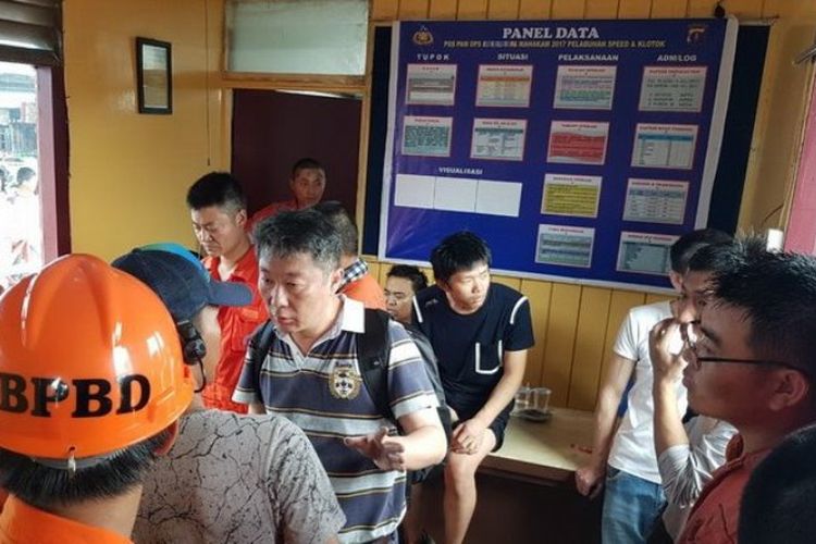 Belasan ABK Kapal kargo batu bara yang sempat disambar api dalam insiden munculnya api di laut Balikpapan, Sabtu (31/3/2018), panik di dalam pos Polisi Pelabuhan Speed Kampung Baru Balikpapan Barat, Kalimantan Timur. 