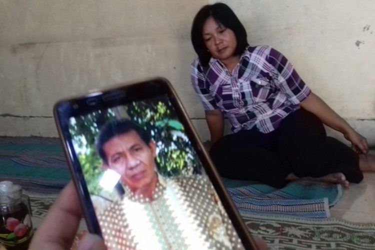 Foto almarhum Misdi. Sang istri, Nanik (belakang), bercerita tentang saat-saat terakhir suaminya di rumah mereka di Sumber, Banjarsari, Solo, Jumat (1/9/2017). 