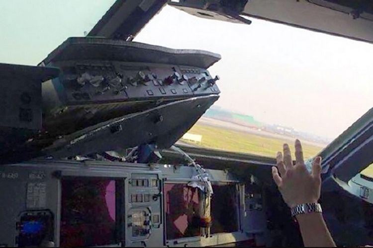 Panel jendela kokpit sebelah kanan di pesawat Airbus A319 milik Sichuan Airlines terlepas dan membuat kerusakan di sejumlah panel pesawat tersebut.