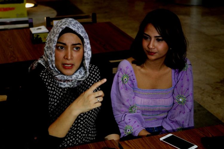 Jane Shalimar dan Vanessa Angel melayani pertanyaan awak media di Epiwalk, Kuningan, Jakarta Selatan, Rabu (1/11/2017).