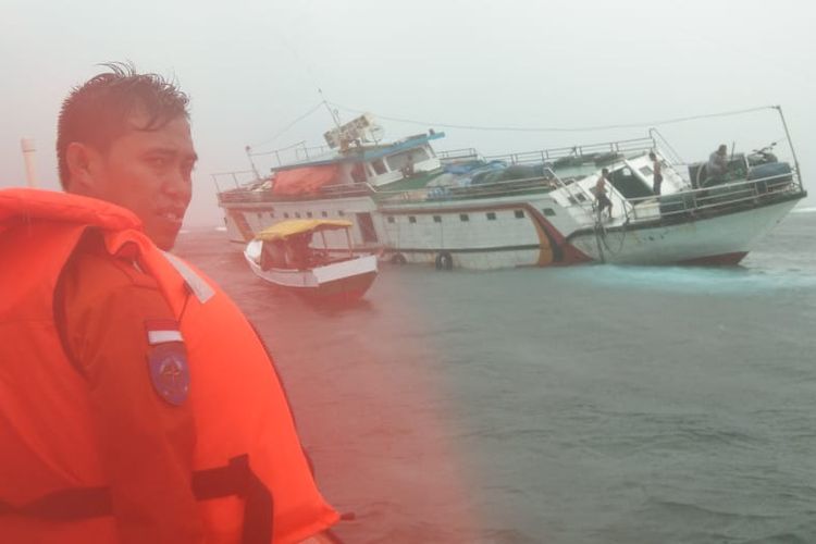 Tim Rescue Pos SAR Wakatobi, berhasil mengevakuasi seluruh penumpang kapal KM Manusela 05, Kamis (14/3/2019) siang.  Seluruh penumpang tersebut, dievakuasi ke kapal KM Manusela 01 dan tetap melanjutkan perjalanan ke Pulau Binongko, Wakatobi.  