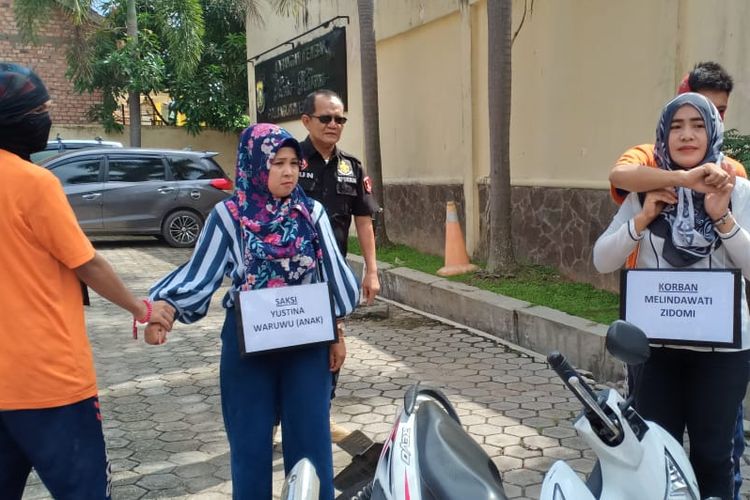 Rekontruksi pembunuhan calon pendeta yang dilakukan di Polda Sumatera Selatan, Selasa (21/5/2019). Dalam rekontruksi tersebut ada 17 adegan yang diperagakan kedua pelaku.