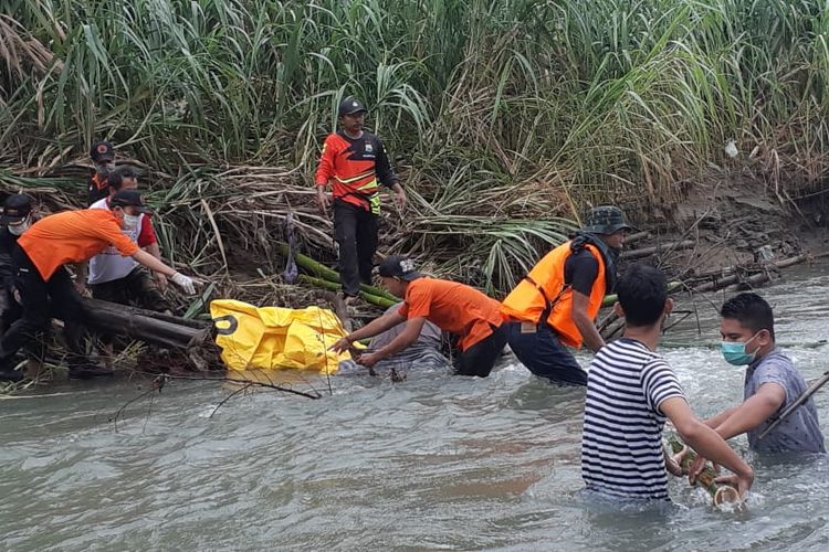 Kepolisian Polsek Suli dan TRC BPBD Luwu berupaya mengevakuasi mayat yang ditemukan warga di pinggir Sungai Cimpu, Kecamatan Suli, Kabupaten Luwu, Sulawesi Selatan, Jumat (10/5/2019) pagi.