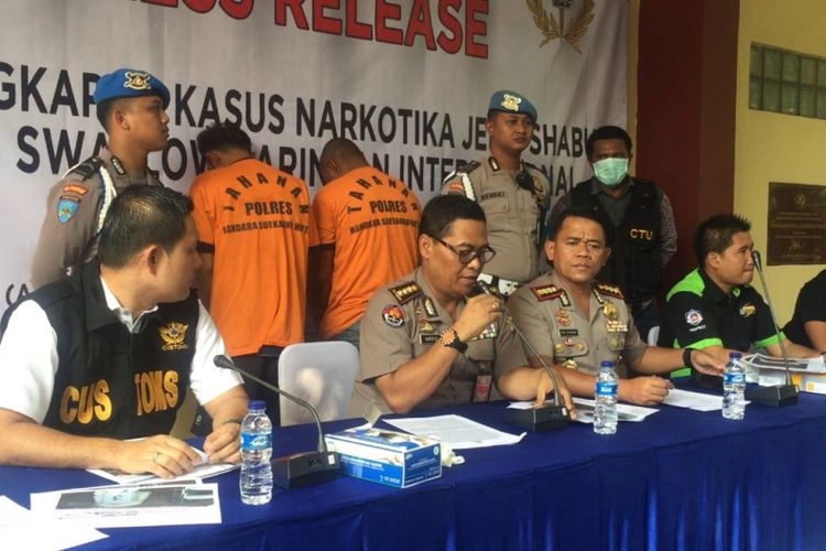 Polisi bersama petugas Bea Cukai Bandara Soekarno-Hatta mengamankan warga negara Nigeria yang membawa 71 butir kapsul berisi sabu, Jumat (18/8/2017).