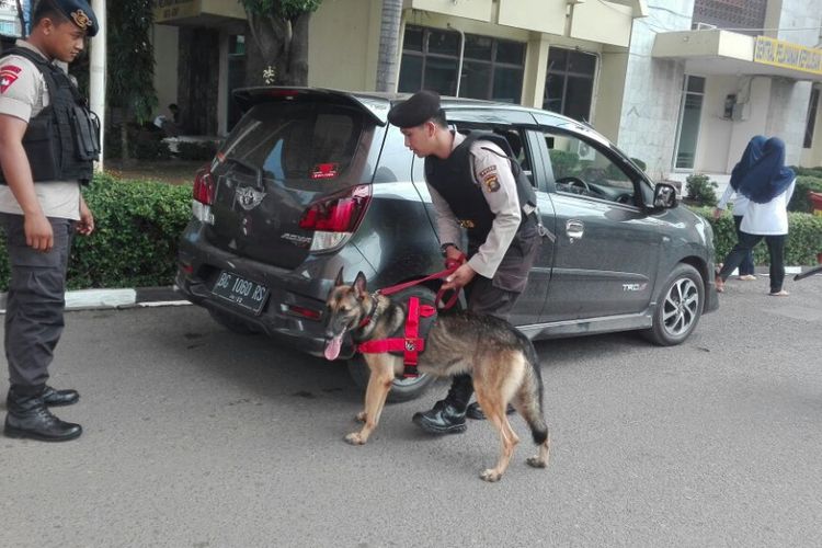 Anjing pelacak ikut melakukan pemeriksaan di Polda Sumsel pasca teror bom di Surabaya yang terjadi secara beruntun, Senin 914/5/2018)