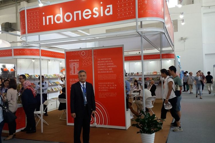 Atase Pendidikan dan Kebudayaan KBRI di China, Priyanto Wibowo (tengah), sedang berkunjung ke stan buku Indonesia di lokasi Beijing International Book Fair 2017, Rabu (23/8/2017).
