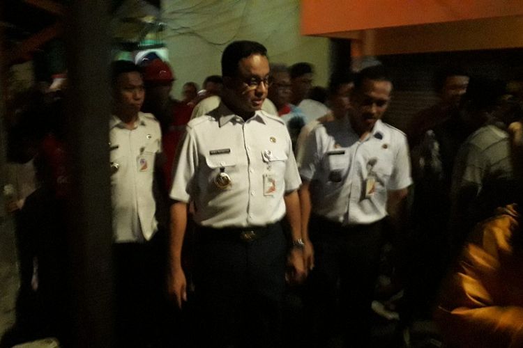 Gubernur DKI Jakarta Aniws Baswedan meninjau lokasi rob di RW 04 Kamal Muara, Jakarta Utara, Rabu (28/11/2018).